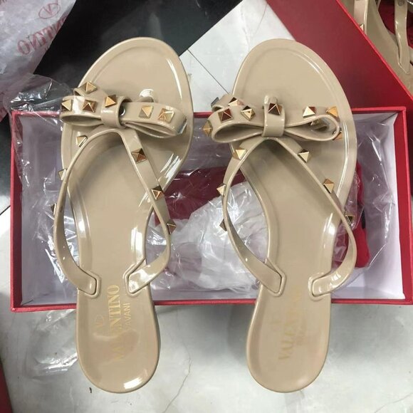 🎁🎁Valentino Rockstud PVC Flat Thong Sandals - Picture 1 of 3